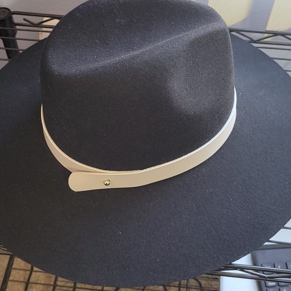 Hat with Leather Contrast Band - Picture 3 of 3